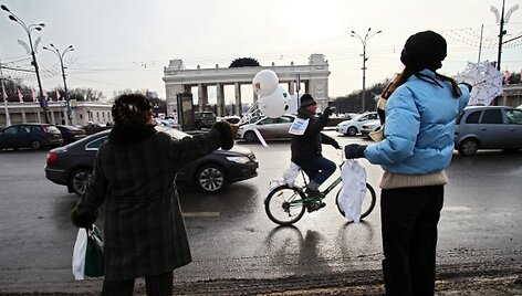 Ratuotą protesto akciją Maskvoje sveikina pėstieji dalyviai.