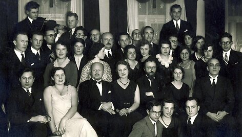 Matematikos-fizikos studentų draugijos arbatėlė, 1931 m. lapkričio 28 d. Centre: prof. Zigmas Žemaitis ir prof. Viktoras Birži&scaron;ka