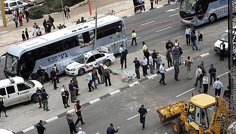 Teroristas policijos automobilį taranavo buldozeriu.