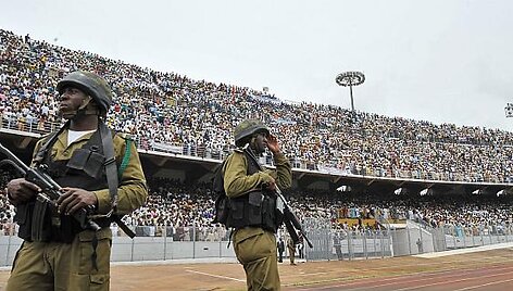 Tvarką ir saugumą Amadou Ahidjo stadione per popiežiaus aukotas mi&scaron;ias prižiūrėjo Kamerūno kariai.