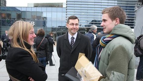 Švietimo ir mokslo ministras Gintaras Steponavičius bendrauja su jaunuomene.