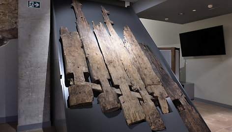 Išsaugota ir eksponuojama XIV a. vid. medinės griovos konstrukcijos dalis  (2021 m.)