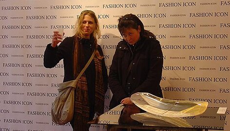 Aspirantės ir parodos dalyvės Bronė Neverdauskienė ir Indrė Stulgaitė prie Agnės Biskytės instaliacijos &bdquo;Siena: FASHION ICON&ldquo;, bei Indrės Stulgaitės stiklo kūrinio.