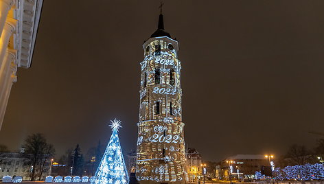 Vilniaus arkikatedros varpinės bokštas nušvito vaizdo projekcijomis – kviečia į kelionę laiku