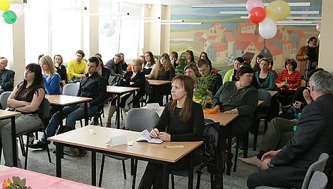 Pedagogikos biblioteka matė visokią istoriją – dėl avarinio stogo teko knygų lentynas slėpti po polietilenu, perkraustyti į laikiną salę, o vakar oficialiai atverstas naujos jos gyvenimo puslapis.