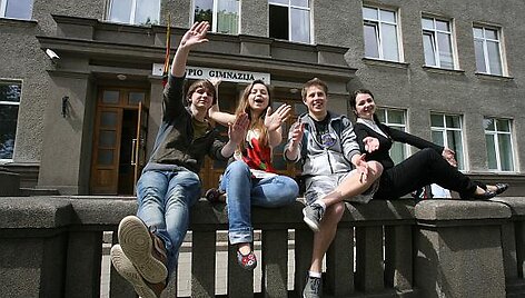 Užupio gimnazijos abiturientai Rūta, Ksenija, Tomas ir Arnas, tikino, kad paskutinis skambutis jiems &ndash; tai simbolinė riba, po kurios prasideda tikras suaugusiųjų gyvenimas.