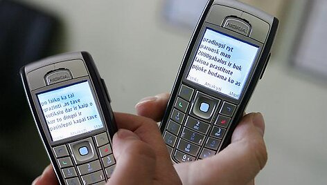Vienas i&scaron; buvusio kalinio smurto įrodymų &ndash; mobiliajame telefone saugoma necenzūriniais žodžiais i&scaron;marginta &scaron;eimai grasinanti trumpoji žinutė.