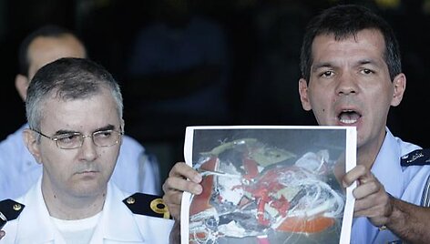 Brazilijos karinių oro pajėgų pareigūnas Henry Munozas demonstruoja jau surastų &bdquo;Air France&ldquo; lėktuvo nuolaužų nuotrauką.