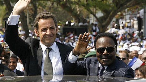 2007-aisiais Prancūzijos prezidentas Nicolas Sarkozy apsilankė Gabone ir susitiko su Omaru Bongo Ondimba.