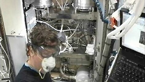 Astronautas Michaelas Barrattas remontuoja kosminį tualetą.