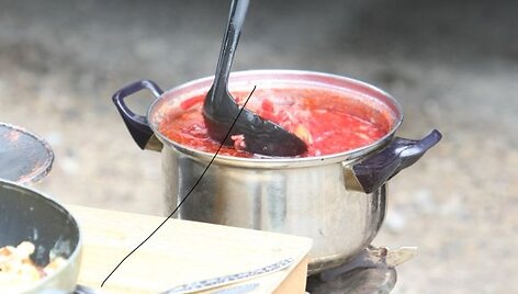 Lauko virtuvėlėje garuoja sriuba.