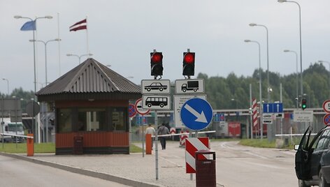 Raudoni &scaron;viesoforo žibintai ties pasieniu jau perkaito.