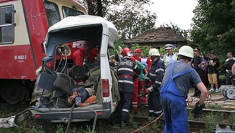 Po susidūrimo traukinys sumaigytą autobusą dar stūmė 200 metrų