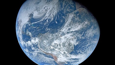Pirmoji viso Žemės rutulio nuotrauka i&scaron; kosmoso, kurią padarė ne aparatas, o žmogus. Manoma, kad jos autorius &ndash; &bdquo;Apollo 8&ldquo; įgulos narys Williamas Andersas. Atstumas iki Žemės &ndash; 30 tūkst. kilometrų.