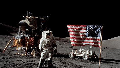 „Apollo 17“ misija: astronautas Harrisonas H.Schmittas pozuoja Mėnulio modulio, Mėnulio roverio ir JAV vėliavos fone. 1972 m. gruodžio 13 d.