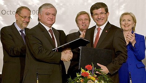 Armėnijos užsienio reikalų ministras Eduardas Nalbandianas (antras i&scaron; kairės) ir Turkijos užsienio reikalų ministras Ahmetas Davutoglu (antras i&scaron; de&scaron;inės) po ilgo delsimo pasira&scaron;ė istorinį susitarimą.