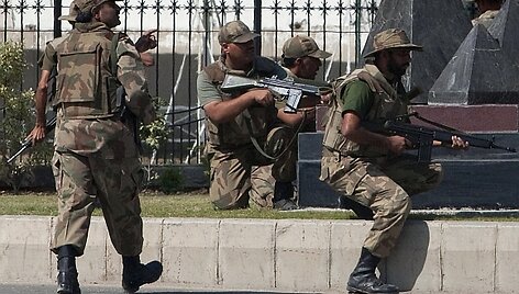 Pakistano ginkluotosios pajėgos &scaron;turmavo teroristų užimtas patalpas ir i&scaron;laisvino įkaitus.
