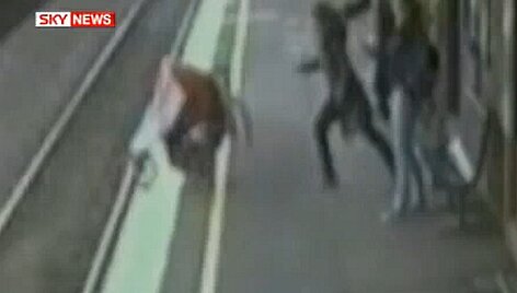 Motina nepastebėjo, kad vežimėlis pradėjo riedėti.
