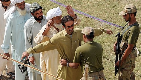 Pakistano kariai tikrina, ar tarp pabėgėlių nėra įsimaišę Talibano kovotojų.