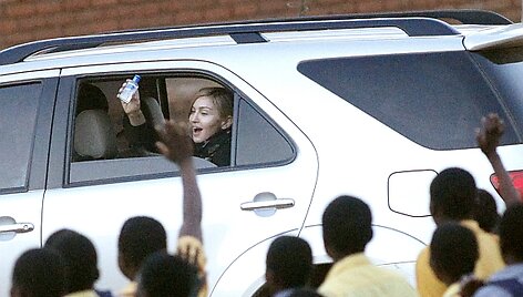Madonna atsisveikina su vaikų globos centro auklėtiniais.