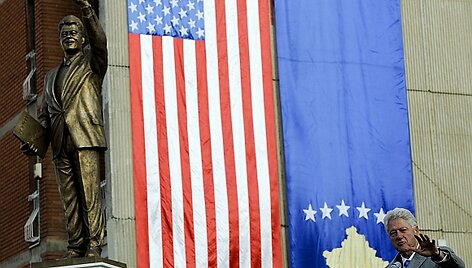 Billas Clintonas savo statulos atidengimo ceremonijoje Pri&scaron;tinoje