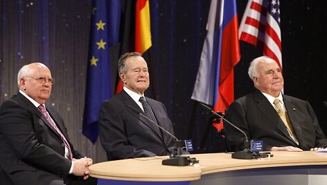 Berlyne susitiko (i&scaron; kairės) Michailas Gorbačiovas, George'as H.Bushas ir Helmutas Kohlis