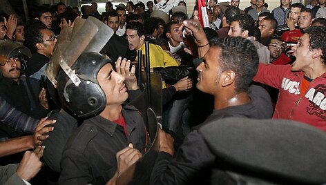 Egipto futbolo sirgaliai prie Alžyro ambasados susidūrė su riau&scaron;ių policija.