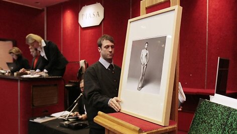 Niekas nepanoro mokėti didelių pinigų už dar vieną nuogos Carla Bruni nuotrauką.