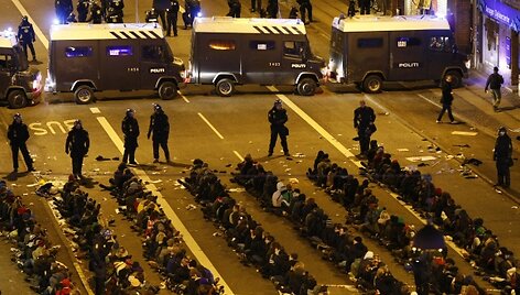 Policija are&scaron;tavo beveik tūkstantį demonstrantų. Sulaikytieji i&scaron; pradžių buvo susodinti ant žemės, o po to i&scaron;vežti autobusais.