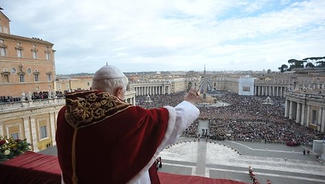 Popiežius Benediktas XVI laimina susirinkusiuosius Šv. Petro aikštėje.