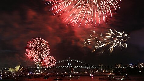 Australijoje, Sidnėjuje, naujametiniai fejerverkai pradėti &scaron;audyti 21 val. vietos (12 val. Lietuvos) laiku. Australai taip nusprendė &bdquo;pažadinti miesto dvasią&ldquo;.