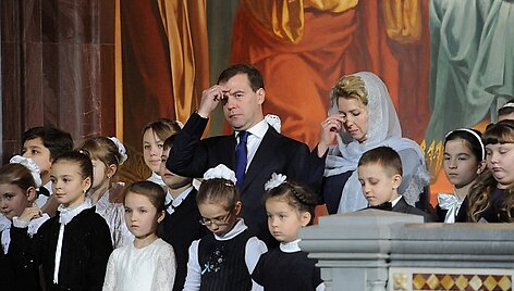 Dmitrijus Medvedevas su žmona Svetlana apsilankė Kalėdinėse pamaldose Kristaus I&scaron;ganytojo sobore.
