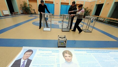 Rinkimų apylinkės pasirengė priimti milijonus balso teisę turinčių Ukrainos piliečių.