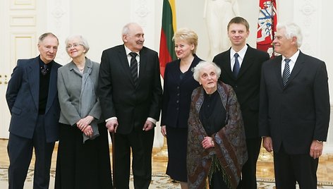 Prezidentė Dalia Grybauskaitė su 2009 metų Nacionalinių kultūros ir meno premijų laureatais