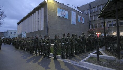 Tadžikistano karo mokyklos auklėtiniai tvarkingai i&scaron;sirikiavo balsuoti prie rinkimų apylinkės Du&scaron;anbėje.