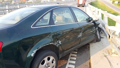 &Scaron;e&scaron;tadienio vakarą Klaipėdos Jakų žiede avariją patyrė i&scaron; Palangos Vilniaus kryptimi važiavęs automobilis &bdquo;Audi A6&ldquo;.
