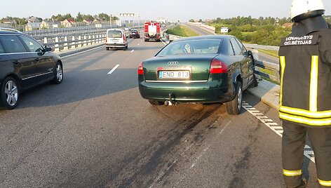 &Scaron;e&scaron;tadienio vakarą Klaipėdos Jakų žiede avariją patyrė i&scaron; Palangos Vilniaus kryptimi važiavęs automobilis &bdquo;Audi A6&ldquo;.