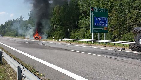 &bdquo;Mazda&ldquo; trenkėsi į magistrale važiavusį naujutėlį traktorių &bdquo;Belarus&ldquo;.