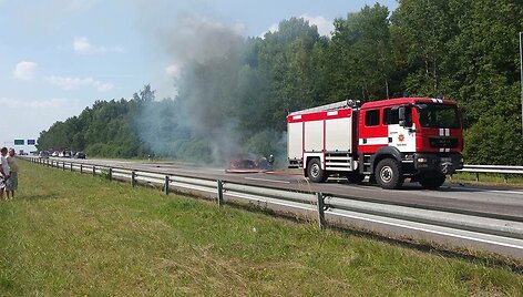 &bdquo;Mazda&ldquo; trenkėsi į magistrale važiavusį naujutėlį traktorių &bdquo;Belarus&ldquo;.