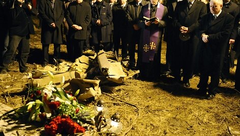 Žuvusio Lenkijos prezidento brolis dvynys Jaroslawas Kaczynskis (pirmas de&scaron;inėje) &scaron;e&scaron;tadienį apsilankė tragedijos vietoje.
