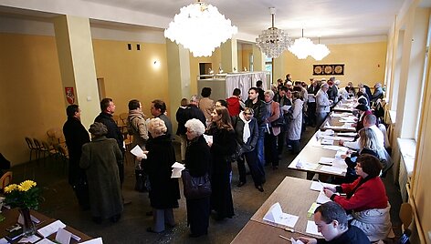 Prie balsavimo kabinų nusidriekė eilės.