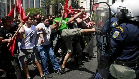 Gegužės 1-ąją padėtimi šalyje nepatenkinti Atėnų demonstrantai susirėmė su policininkais.