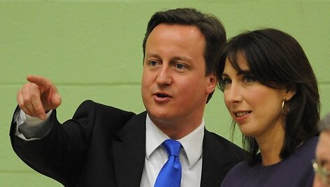 Davidas Cameronas pasirengęs formuoti naująjį Didžiosios Britanijos ministrų kabinetą. Nuotraukoje &ndash; su žmona Samantha.