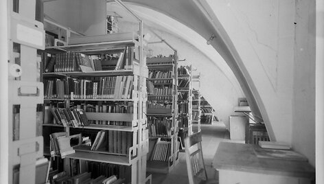 1944 metų nuotraukoje matyti lentynos su knygomis Austrijos nacionalinėje bibliotekoje, kurias i&scaron; žydų konfiskavo naciai.