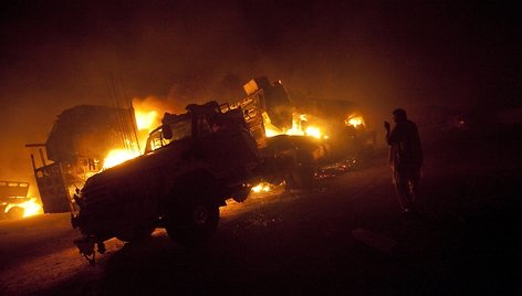 Talibai Pakistane sudegino pusšimtį sunkvežimių.