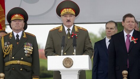Aleksandras Luka&scaron;enka (centre)