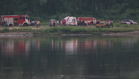 Nemuno pakrantėje susirinko gausios gelbėtojų pajėgos.