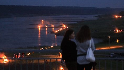 Visa Nemuno pakrantė buvo išraižyta laužų grandinėmis.