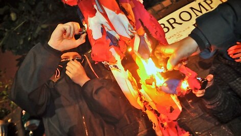 Riau&scaron;ininkai katalikai degina Jungtinės Karalystės vėliavą.