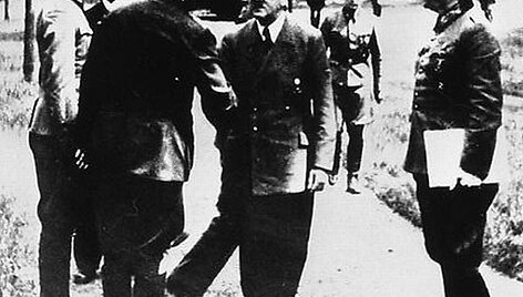 Clausas Schenkas von Stauffenbergas (pirmas kairėje) &bdquo;Vilko ir&scaron;tvoje&ldquo; galėdavo prisiartinti prie pat Adolfo Hitlerio